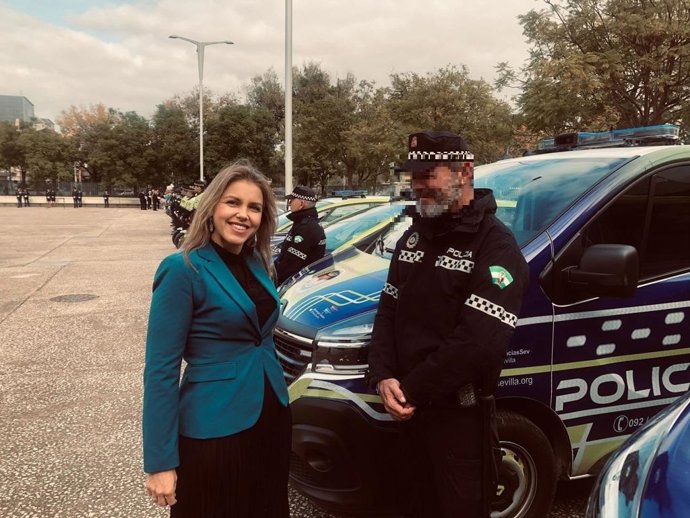 Peláez posa junto a un agente de la Policía Local.