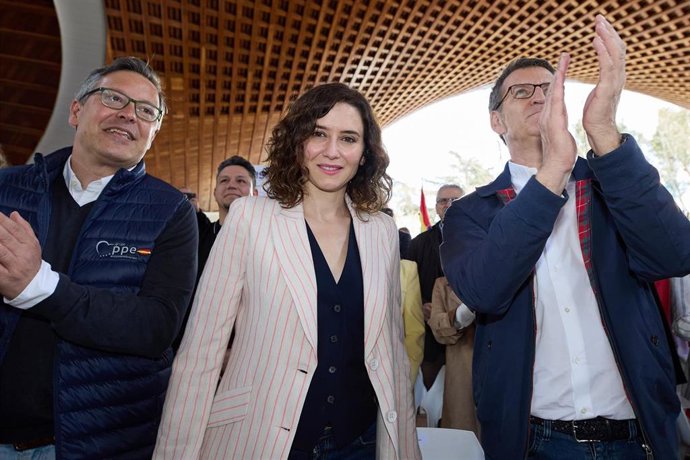 (I-D) El portavoz del Partido Popular en la Asamblea de Madrid, Alfonso Serrano; la presidenta de la Comunidad de Madrid y del PP madrileño, Isabel Díaz Ayuso; y el presidente del Partido Popular, Alberto Núñez Feijóo; asisten a la Fiesta de la Hispanid
