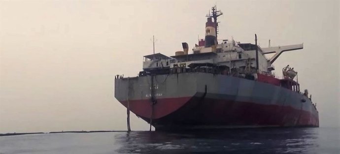 El superpetrolero 'Safer', varado frente a las costas de Yemen