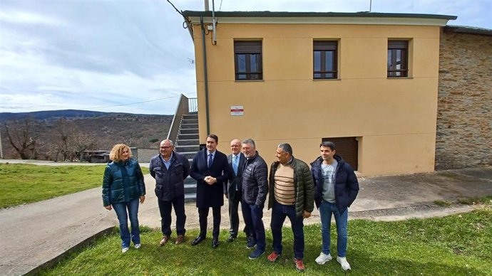 El consejero de Medio Ambiente, Vivienda y Ordenación del Territorio, Juan Carlos Suárez-Quiñones, visita una vivienda del programa Rehabilitare.