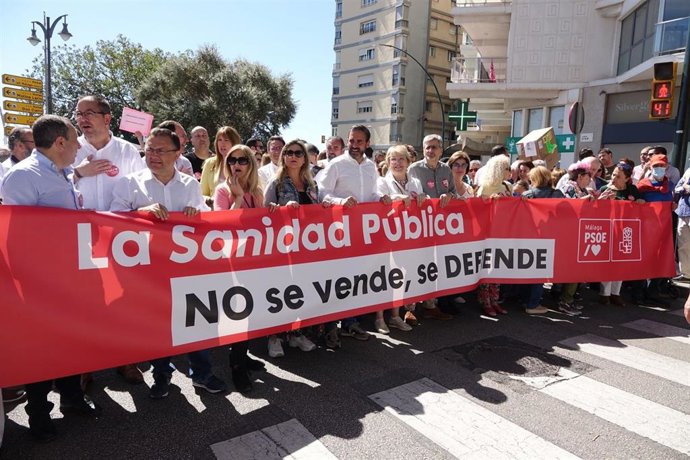 El secretario general del PSOE de Málaga, Daniel Pérez, en la manifestación en defensa de la sanidad pública