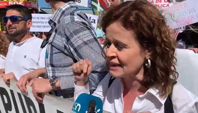 Esperanza Gómez participa en la marcha de Mareas Blancas en la capital andaluza.