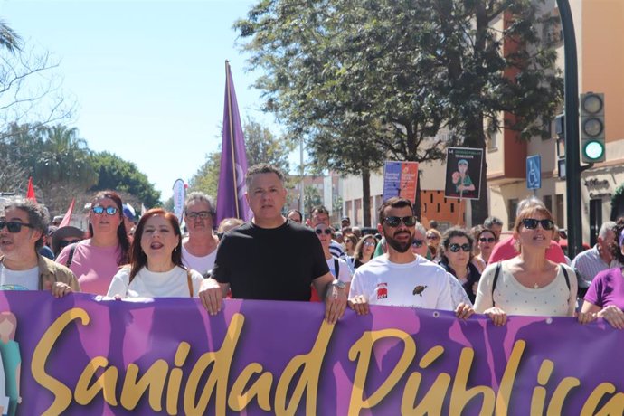 El diputado de Podemos y portavoz adjunto de Por Andalucía en el Parlamento autonómico, Juan Antonio Delgado, en la manifestación contra la "privatización" de la sanidad andaluza