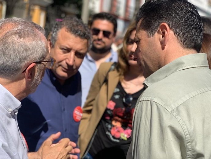 El secretario general del PSOE de Sevilla, en la manifestación de Marea Blanca.