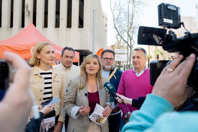 La portavoz política de CS, Patricia Guasp, en rueda de prensa, acompañada por otros miembros de la formación en Baleares