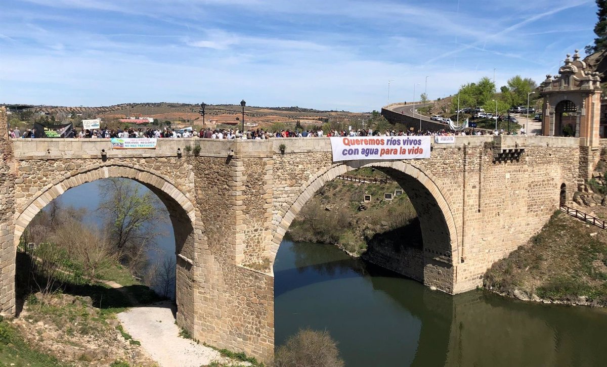 Cientos de personas en Toledo escenifican su unión para reclamar ríos vivos y piden compromiso a clase política