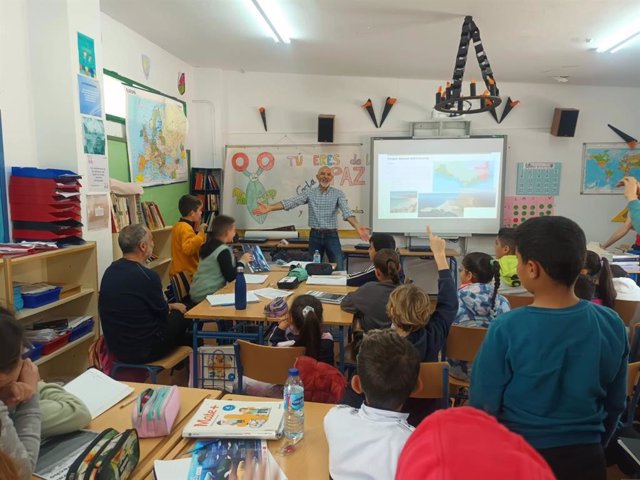 Actividad con alumnos por el Día Forestal Mundial en La Línea de la Concepción (Cádiz).