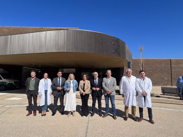 La consejera de Salud, junto a profesionales sanitarios, a las puertas del Hospital de Alta Resolución de Cazorla.