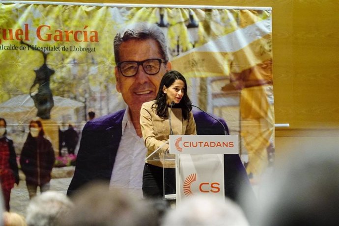 La portavoz de Cs en el congreso, Inés Arrimadas, en el acto de presentación del alcaldable de la formación en L'Hospitalet de Llobregat (Barcelona), Miguel Garcia