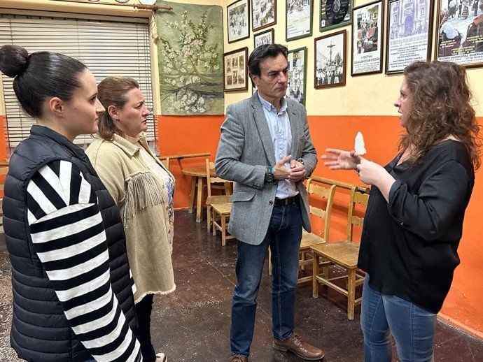 El Candidato Del PP A La Alcaldía De Jaén, Agustín González, Con Representantes De La Asociación De Coros Y Danzas Lola Torres