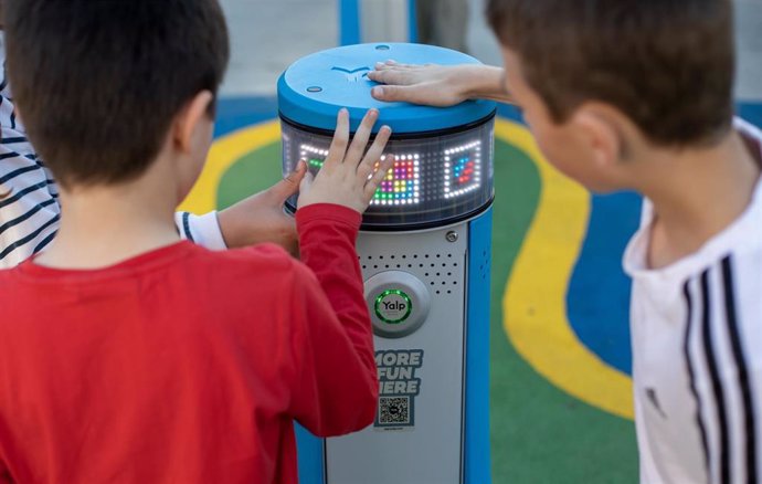 Nuevo juego interactivo en el parque infantil de la Plaza de la Capitalidad