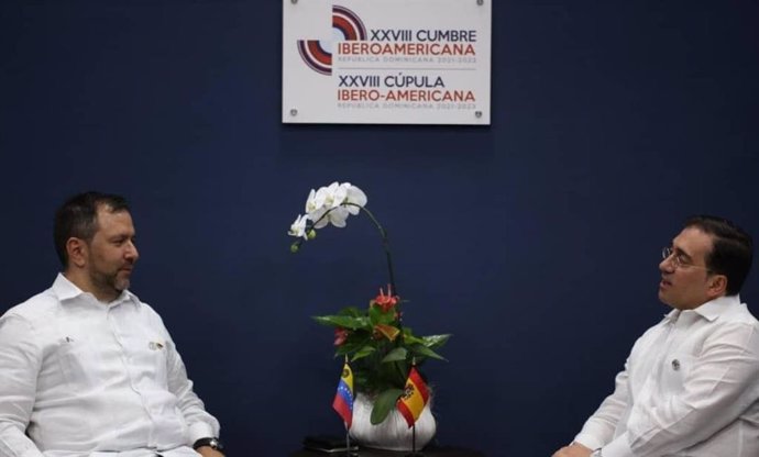 El ministro de Asuntos Exteriores, José Manuel Albares, y su homólogo de Venezuela, Yvan Gil, se reúnen en los márgenes de la Cumbre Iberoamericana en Santo Domingo