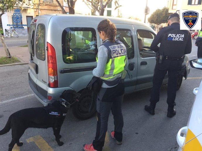 Agentes de la Policía Nacional y la Policía Local de Ciutadella realizan controles en zonas céntricas de la ciudad así como en Cala en Blanes