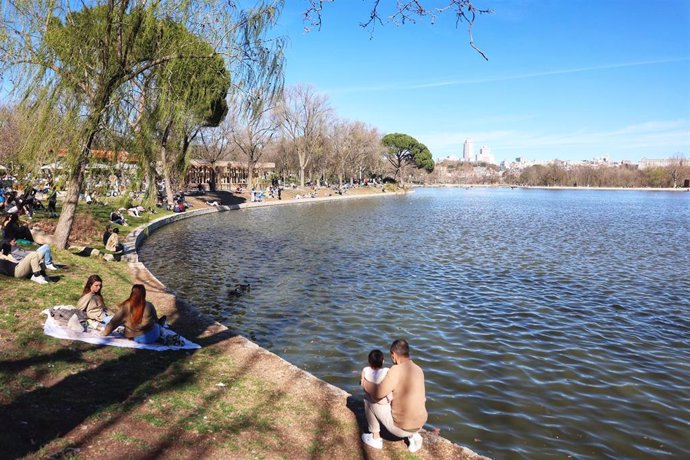 Varias personas disfrutan del buen tiempo en la Casa de Campo, a 19 de marzo de 2023, en Madrid (España). A falta de un día para que comience la primavera, el lunes 20 de marzo, los madrileños han salido a disfrutar del buen tiempo en terrazas y parques