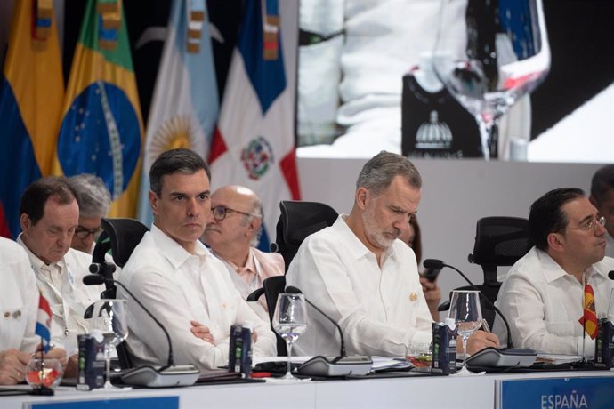 El Rey Felipe VI, el presidente del Gobierno, Pedro Sánchez, y el ministro de Asuntos  Exteriores, José Manuel Albares, en el plenario de la XXVIII Cumbre Iberoamericana en Santo Domingo