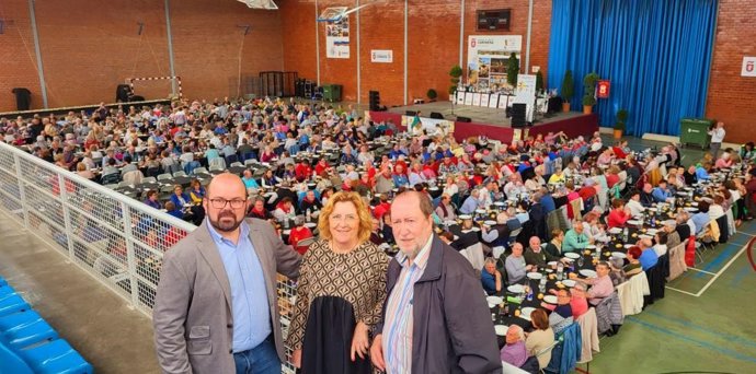 La consejera Broto, junto al alcalde de Cariñena y el presidente de Coapema, en el pabellón donde ha tenido lugar la comida de hermandad