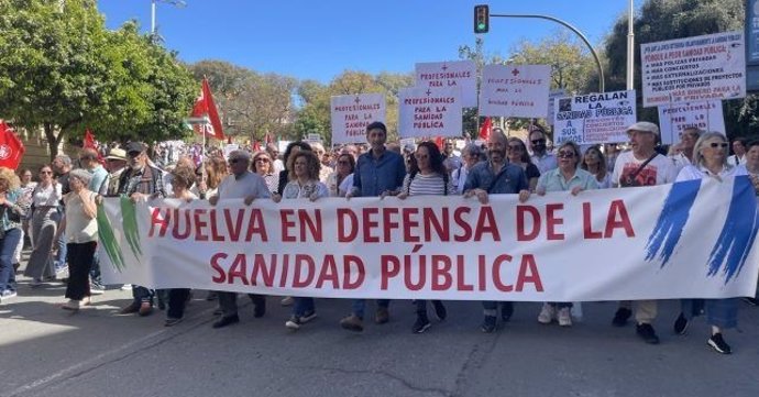 El PSOE de Huelva en la manifestación para reclamar una sanidad pública, universal, gratuita y de calidad