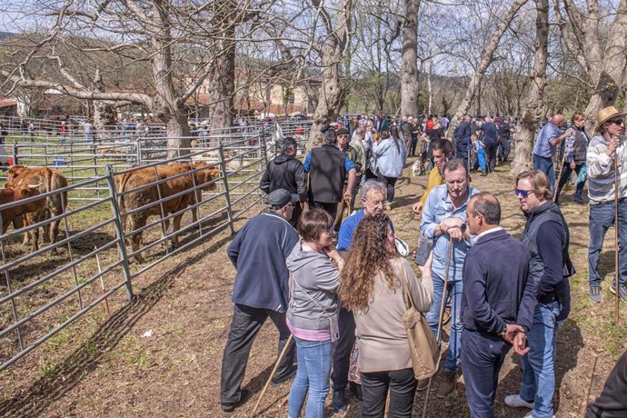 El consejero Guillermo Blanco y el alcalde de Reocín, Pablo Diestro, en la feria de San Benito, en Barcenaciones