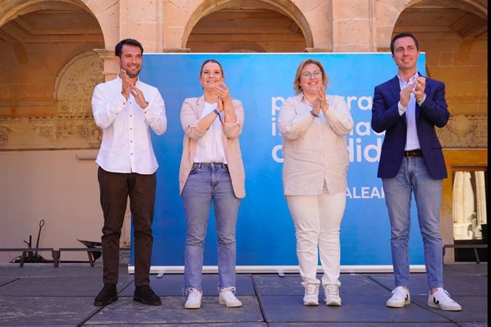 (I-D) El Alcalde Llucmajor, Éric Jareño; La Presidenta Del PP Balear, Marga Prohens; La Candidata A La Alcaldía Del Municipio, Xisca Lascolas, Y El Presidente Del PP De Mallorca, Lloren Galmés