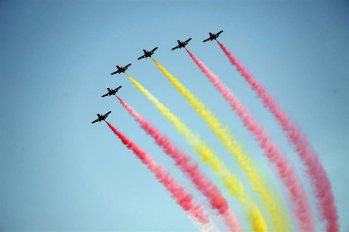 La Patrulla Águila con motivo de la celebración del Marca Sport Weekend, sobrevuela  el cielo de Málaga