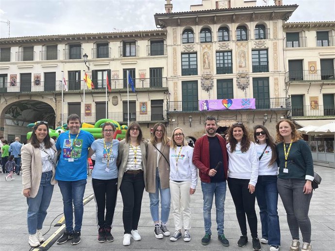 La Asociación Navarra de Autismo (ANA) conmemora en la plaza Nueva de Tudela, el Día Mundial de Concienciación del Autismo.