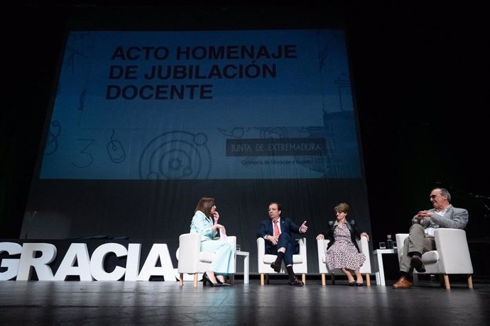 Fernández Vara junto a maestros jubilados en el acto de homenaje a docentes que han dejado la actividad.