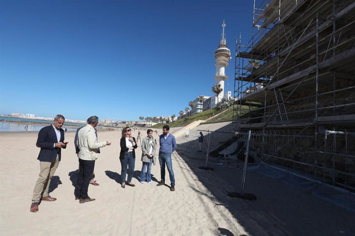 La vicepresidenta del Gobierno y ministra para la Transición Ecológica y el Reto Demográfico, Teresa Ribera visita las obras de rehabilitación de las Murallas de Cádiz.