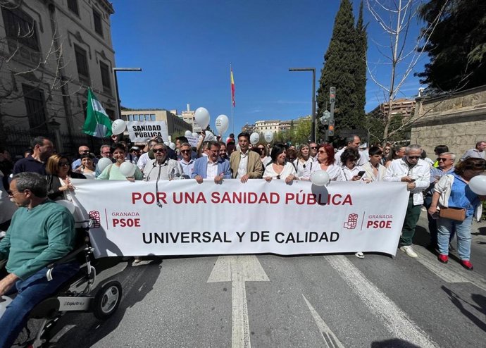 Movilización convocada en Granada por la Mesa en Defensa de la Sanidad Pública y la Coordinadora Andaluza de Mareas Blancas.