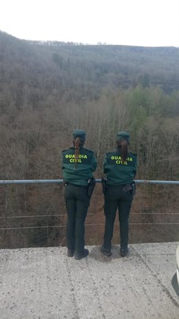Agentes de la Guardia Civil, en la zona del incendio que se ha declarado en Arkiskil.