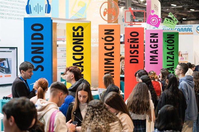 Ambiente durante la inauguración de la feria Aula 2023, en la IFEMA de Madrid, a 22 de marzo de 2023, en Madrid (España). 