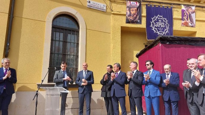 El Ayuntamiento de León dedica una calle a la Cofradía del Dulce Nombre de Jesús Nazareno