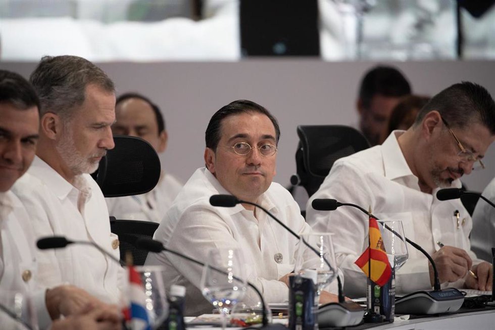 El ministro de Asuntos Exteriores, Unión Europea y Cooperación, José Manuel Albares (c), durante una sesión plenaria en la XXVIII Cumbre Iberoamericana de Jefes de Estado y de Gobierno