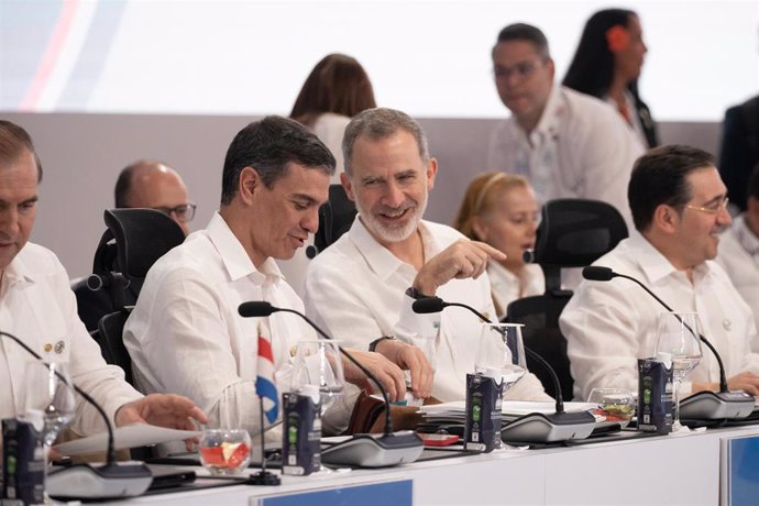 El presidente del Gobierno de España, Pedro Sánchez, el Rey Felipe VI y el ministro español de Asuntos Exteriores, José Manuel Albares (4i), durante la XXVIII Cumbre Iberoamericana