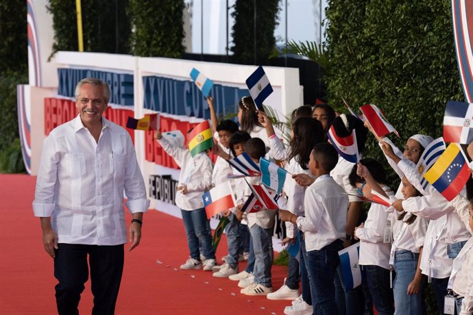 El presidente de Argentina, Alberto Fernández, a su llegada a una sesión plenaria de la XXVIII Cumbre Iberoamericana de Jefes de Estado y de Gobierno