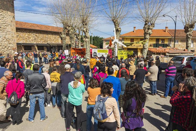Concentración contra los polígonos eólicos en Molledo
