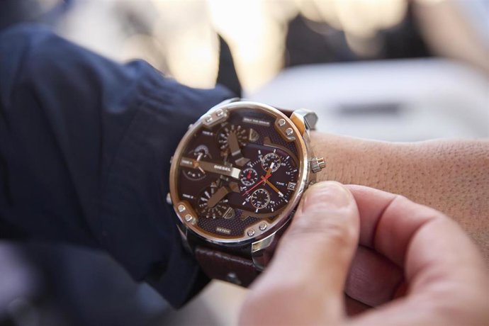 Un hombre adelanta el reloj, a 25 de marzo de 2023, en Madrid (España). La madrugada de hoy a mañana, 26 de marzo, a las 02.00 horas serán las 03.00 horas y tras adelantar una hora los relojes, dará comienzo el horario de verano, que se extenderá hasta 