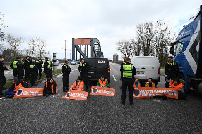 Activistas ecologistas cortan un puente sobre el río Elba en Hamburgo