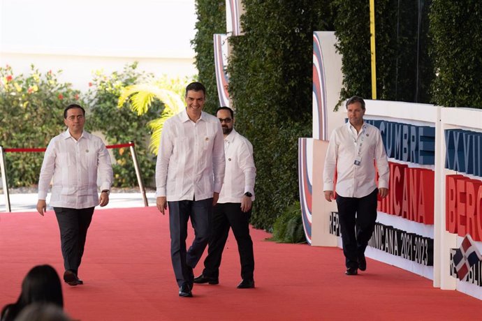 El ministro de Asuntos Exteriores, Cooperación y Unión Europea, José Manuel Albares, y el presidente del Gobierno, Pedro Sánchez, a su llegada a la XXVIII Cumbre Iberoamericana