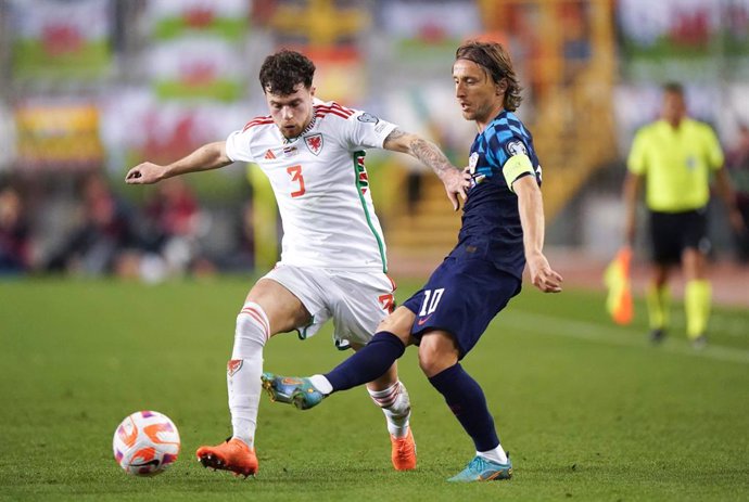25 March 2023, Croatia, Split: Wales' Neco Williams (L) and Croatia's Luka Modric battle for the ball during the UEFA Euro 2024 European Qualifiers Group Dsoccer match between Croatia and Wales at the Stadion Poljud. Photo: Tim Goode/PA Wire/dpa