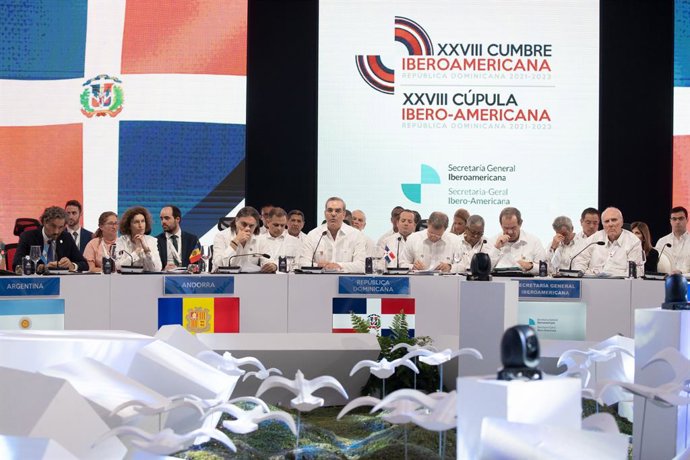 El presidente de República Dominicana, Luis Abinader, ofrece un discurso al inicio de una sesión plenaria en la XXVIII Cumbre Iberoamericana