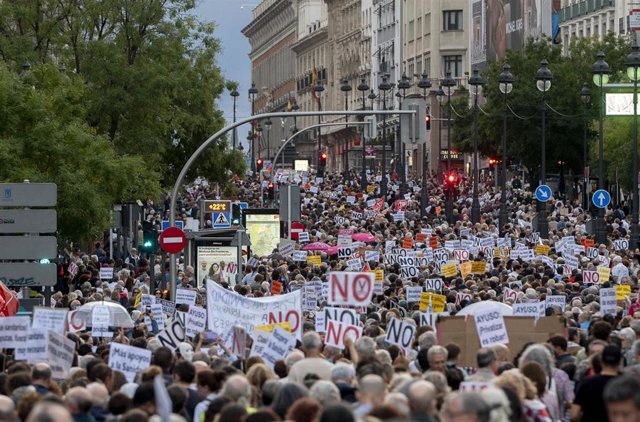 Archivo - Cientos de personas con pancartas durante una manifestación para pedir una sanidad madrileña pública, universal y de calidad en Madrid