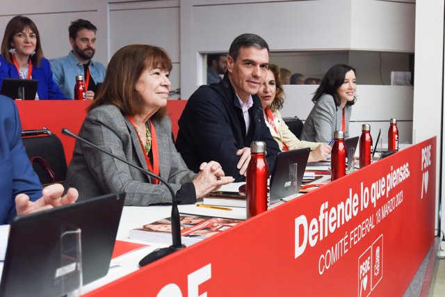 La presidenta del PSOE, Cristina Narbona; el secretario general del PSOE y presidente del Gobierno, Pedro Sánchez