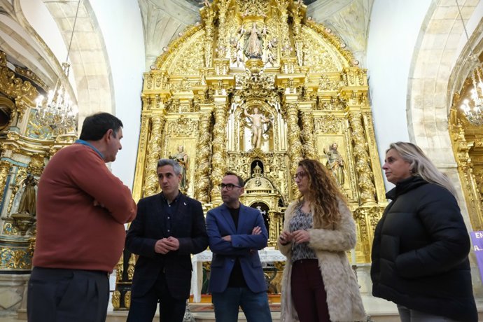 Pablo Zuloaga y Zoraida Hijosa en la iglesia de San Sebastian de Reinosa