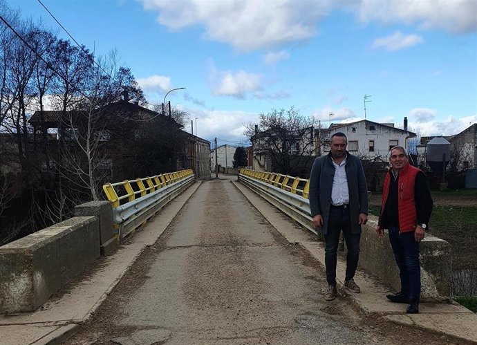 Nuevo puente sobre el río Tuerto en Santa María de la Isla.