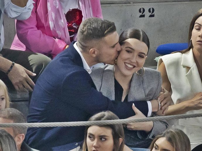 ALBERTO GARCÍA Y ALBA DÍAZ EN LA PLAZA DE NAVALCARNERO, VIENDO A MANUEL DÍAZ 'EL CORDOBÉS'