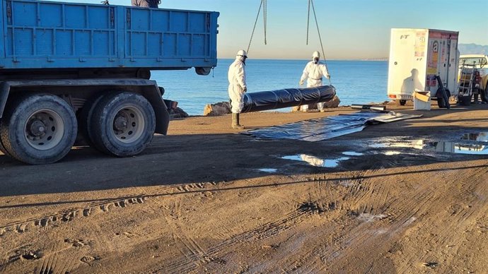 Retirada de tuberías de fibrocemento en la playa de Chilches