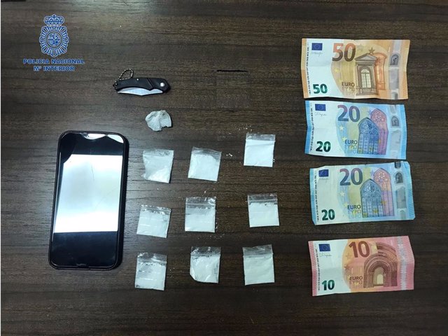 Papelinas, varios billetes y un teléfono móvil incautados por los agentes al detenido