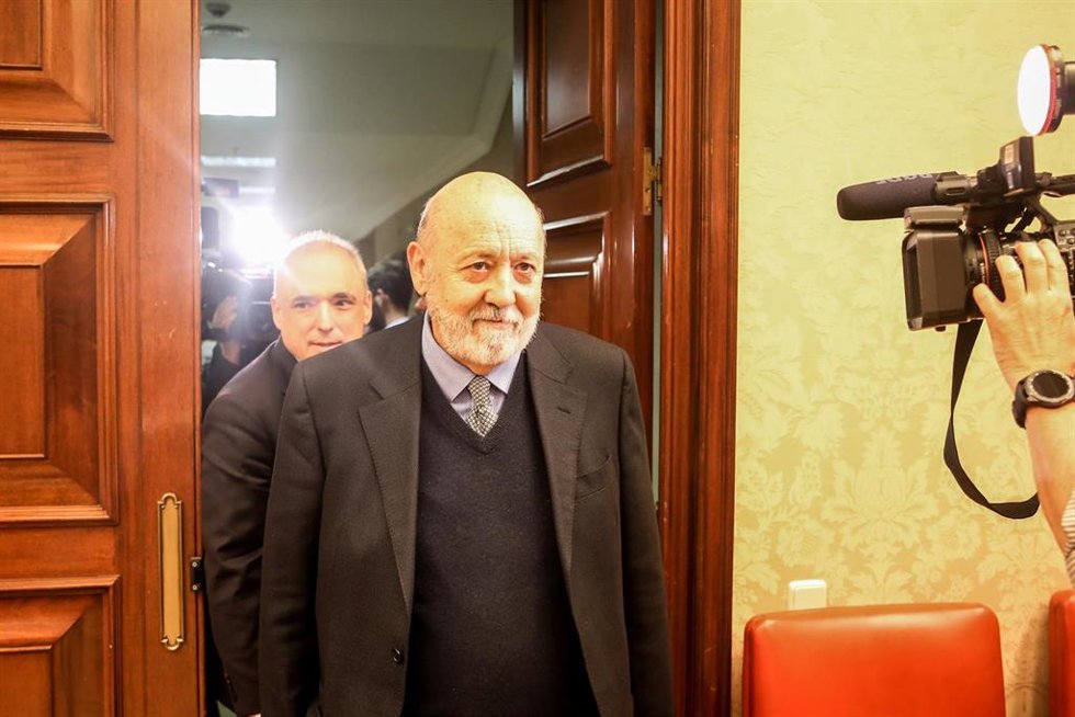 Archivo - El presidente del Centro de Investigaciones Sociológicas (CIS) , José Félix Tezanos, llega a una comparecencia en el Congreso. Detrás, el socialista Rafael Simancas