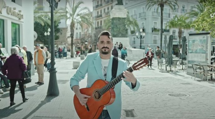 Riki Rivera en un fotograma del videoclip 'La Lengua', canción oficial del Congreso Internacional de la Lengua en Cádiz