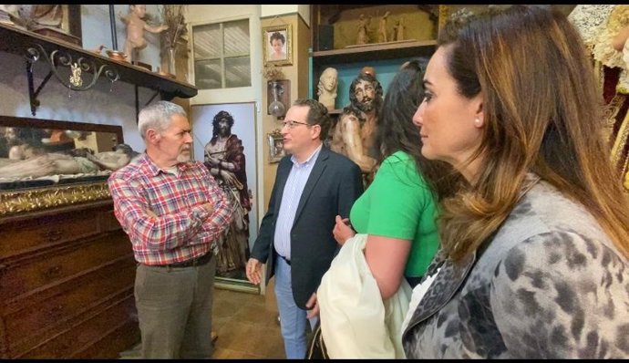 El portavoz de Vox en la Comisión de Cultura en el Congreso de los Diputados y diputado por Córdoba, José Ramírez del Río y la candidata a la Alcaldía de Córdoba, Yolanda Almagro, el taller del escultor Francisco Romero Zafra